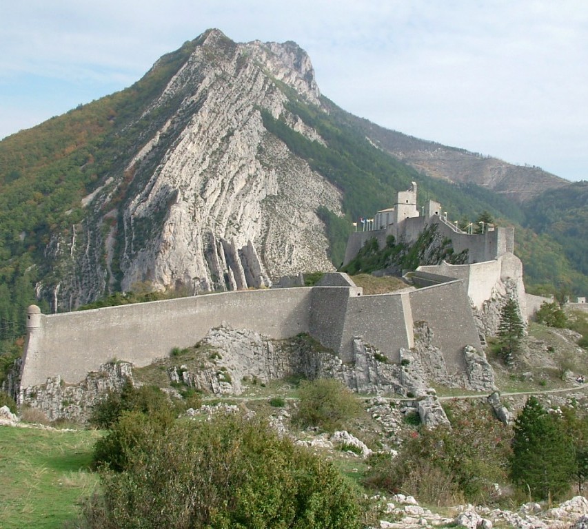 Top 10 des forts et châteaux à découvrir dans les Alpes